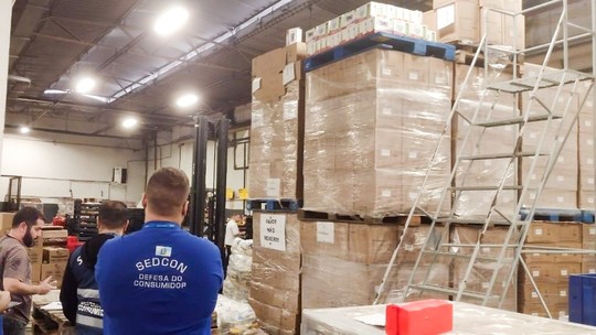 Secretaria de Defesa do Consumidor encontra 18 toneladas de sabão em pó falsificado em mercado de Olaria