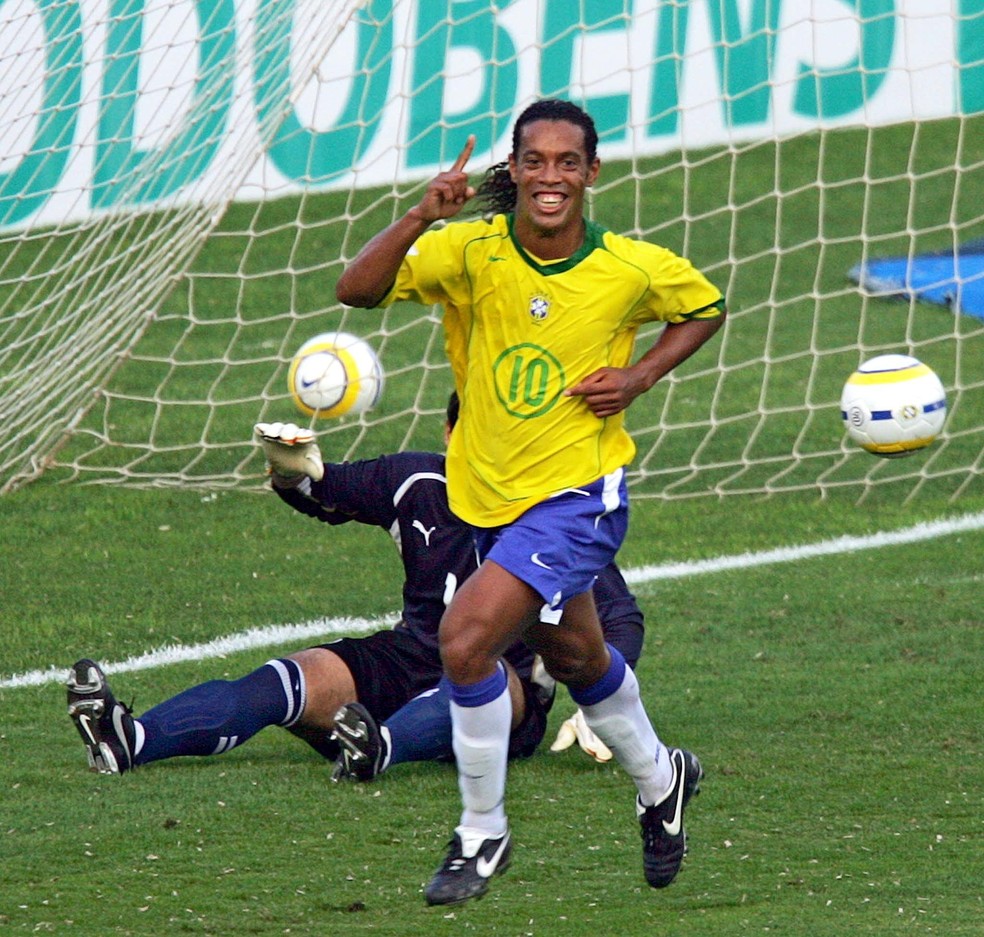 Ronaldinho Gaúcho nas eliminatórias para a Copa de 2006 — Foto: AFP/Vanderlei Almeida