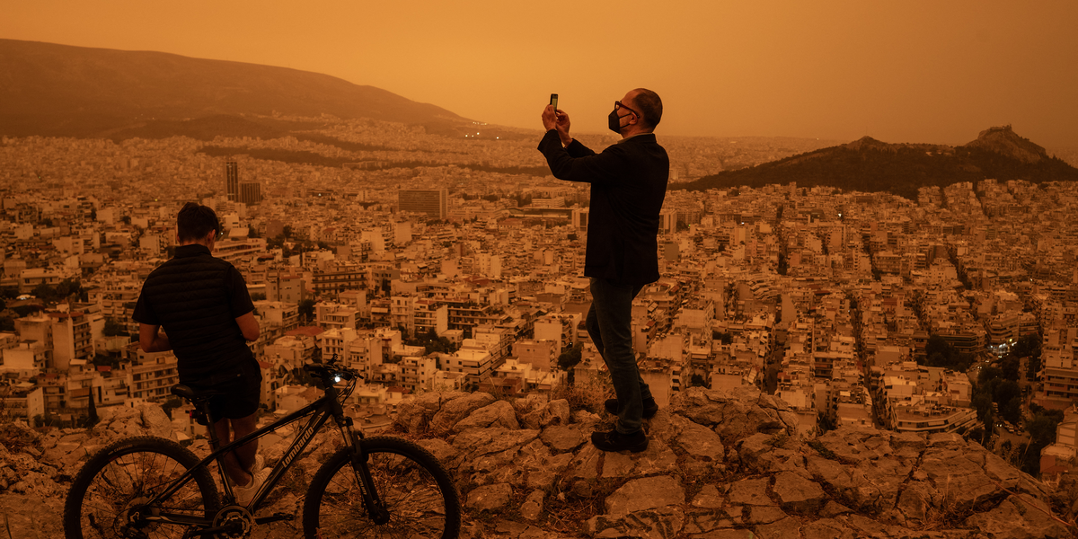 Nuvem de poeira laranja do Saara cobre Atenas, na Grécia