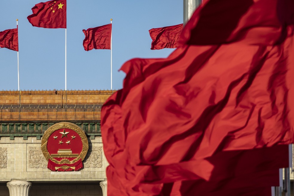 Bandeiras nacionais chinesas tremulam na Praça da Paz Celestial junto com outras bandeiras vermelhas em Pequim — Foto: Qilai Shen/Bloomberg