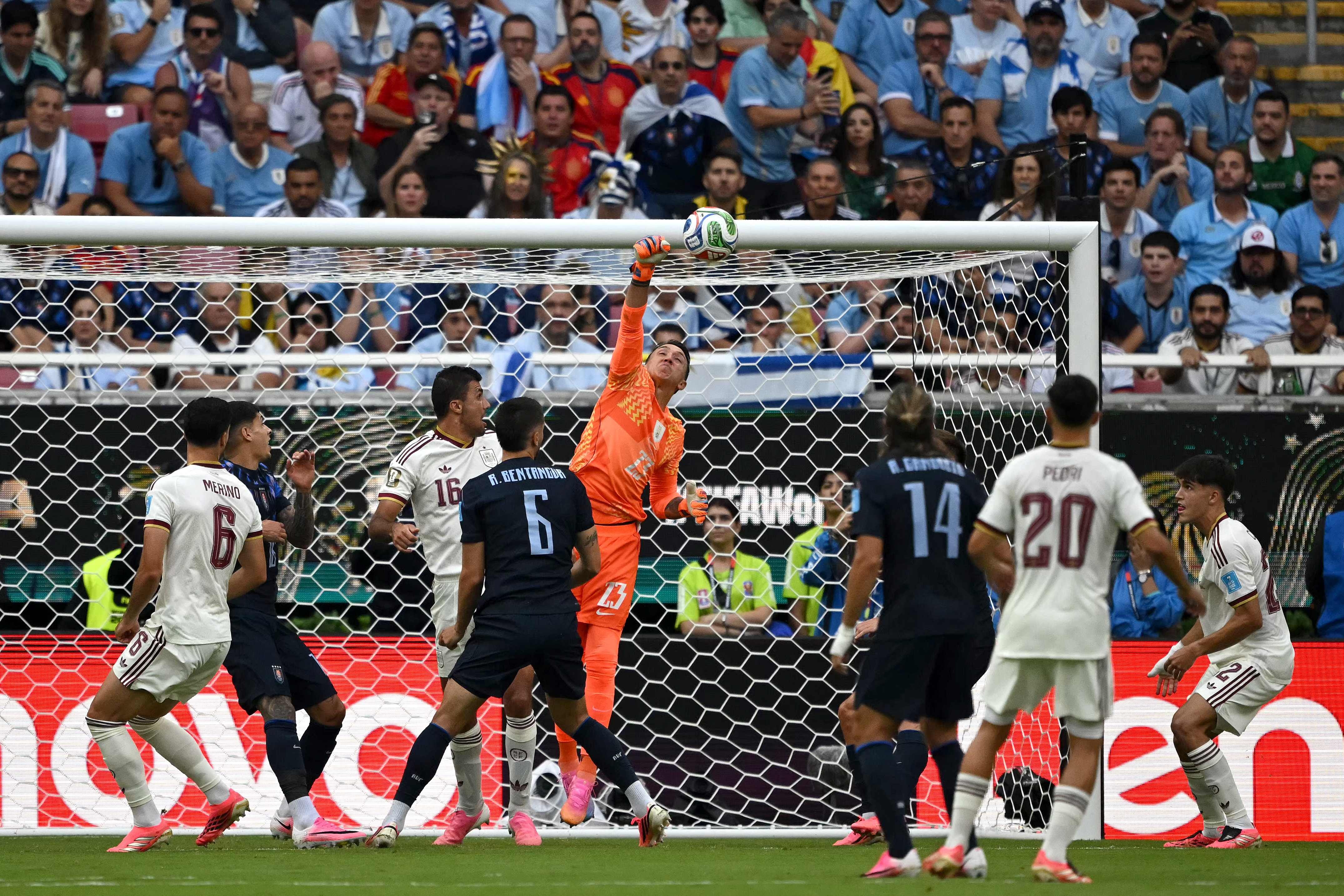 Não é o único: Muslera é quinto goleiro substituído no meio de um jogo de Copa após desempenho ruim; relembre