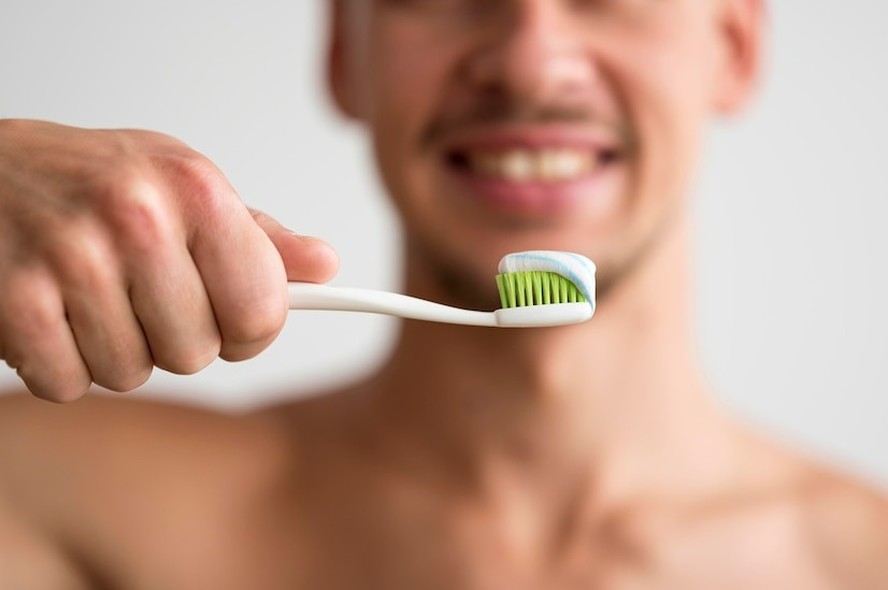 Existem dúvidas de qual seria a ordem correta de escovar os dentes: antes ou depois do café da manhã