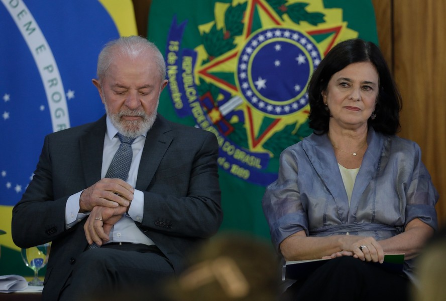 Lula e Nísia em cerimônia que antecedeu reunião no Palácio do Planalto
