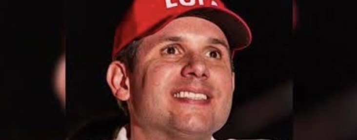 Flávio Bolsonaro aponta a uso de boné de Lula para rejeitar apoio a Hugo Motta na Câmara