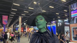 Biel, criadora de conteúdo, sempre frequenta a CCXP como cosplayer. Neste ano, escolheu se vestir como Elphaba, de "Wicked". — Foto: Fernanda Alves Davi