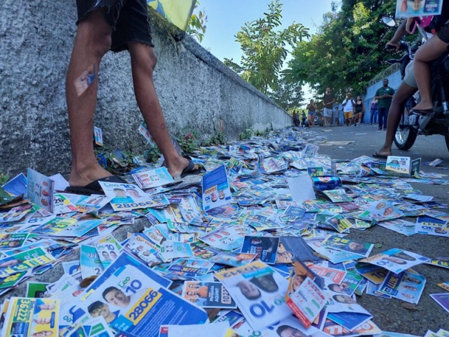 Santinhos de candidatos espalhados por cal&ccedil;ada de S&atilde;o Jo&atilde;o de Meriti (RJ) nas elei&ccedil;&otilde;es de 2024