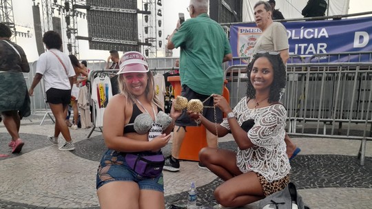 Top de ‘peitinho’, sensação do megashow, ainda é vendido no calçadão de Copacabana