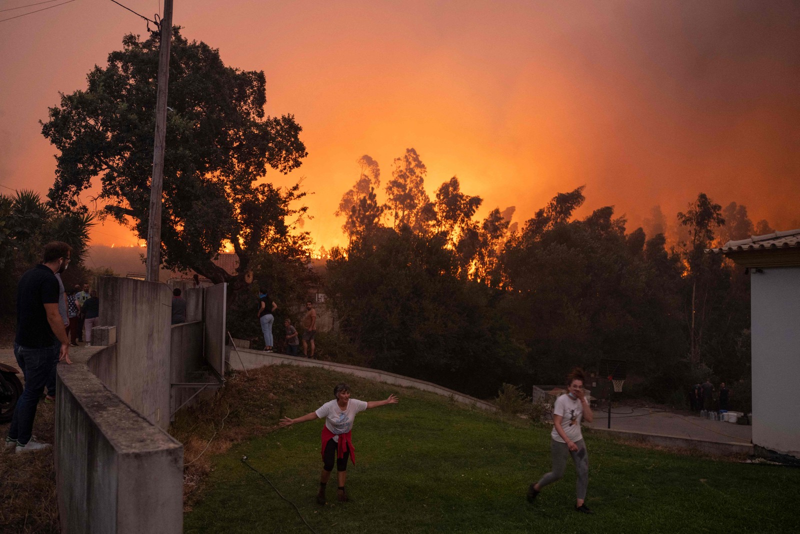 Mulher Pede Ajuda Enquanto as Chamas SE Aproximam -Foto: Patrícia de Melo Moreira/AFP