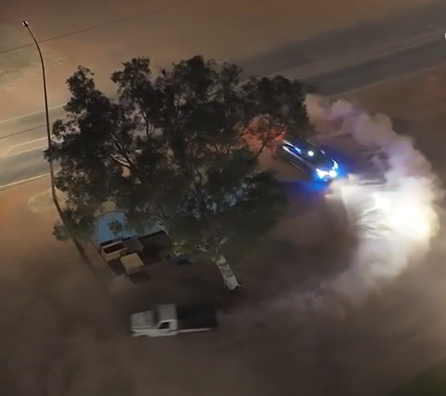 Adolescente de 14 anos foge da polícia em carro roubado e dá voltas em árvores em perseguição de uma hora na Austrália; vídeo - QTU Questões do Universo