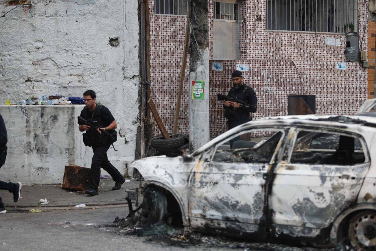 Até o meio da manhã desta terça-feira, 23 pessoas foram presas e dez fuzis foram apreendidos na ação — Foto: Fabiano Rocha / Agência O Globo