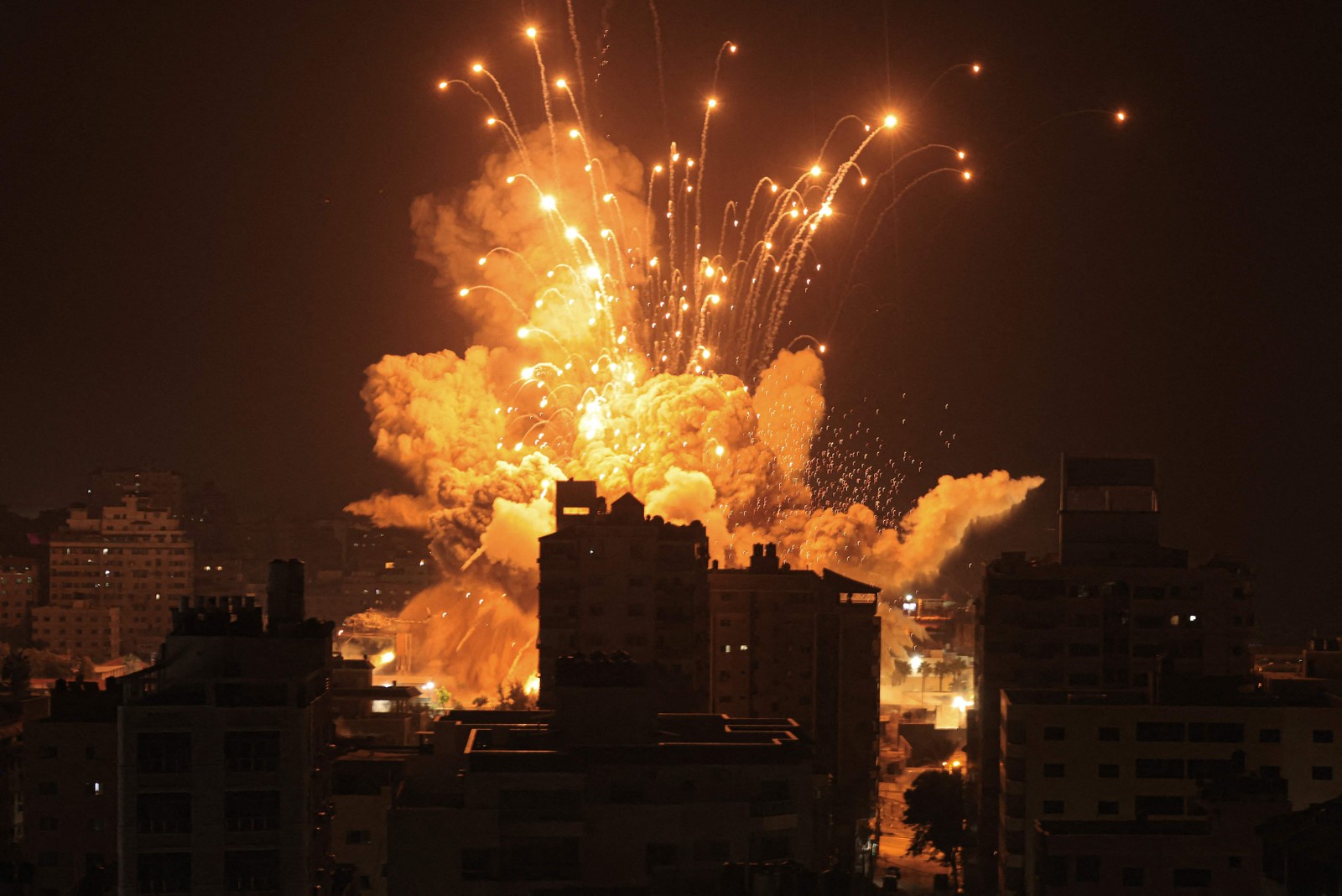 Exploso de um mssel na Faixa de Gaza em conflito entre Israel e Hamas  Foto: MAHMUD HAMS / AFP