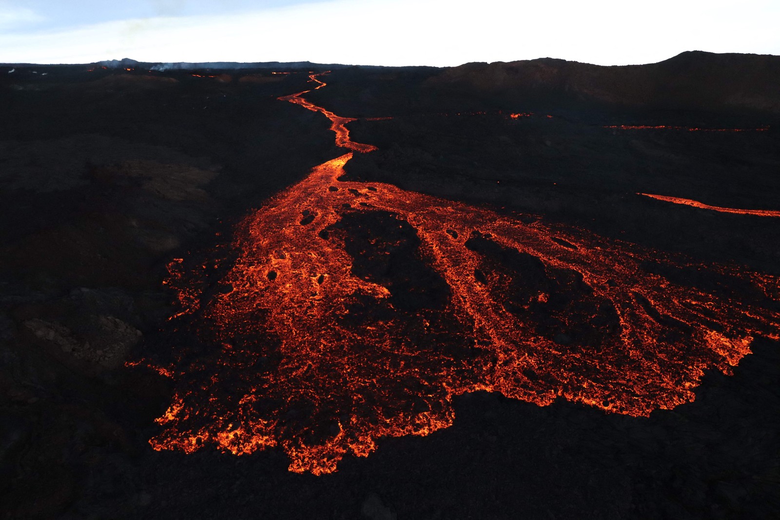 Jatos de lava de 60 metros foram expelidos pelo vulgão Mauna Loa que entrou em atividade, no Havaí — Foto: AFP