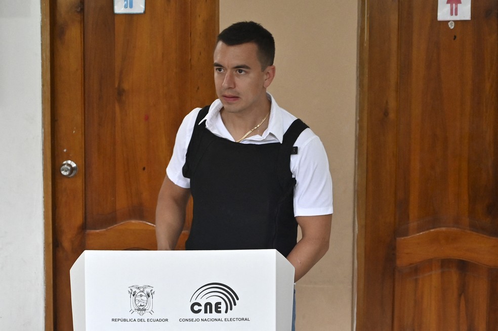 Assim como no 1º turno, Noboa votou vestido com um colete a prova de balas — Foto: Marcos Pin/AFP