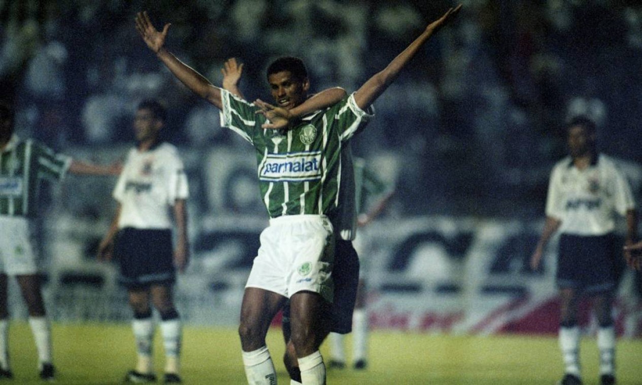 5º - PALMEIRAS (1994) - Rivaldo celebra gol contra o Corinthians, no Pacaembu.  — Foto: Marcos Issa/Agência O Globo