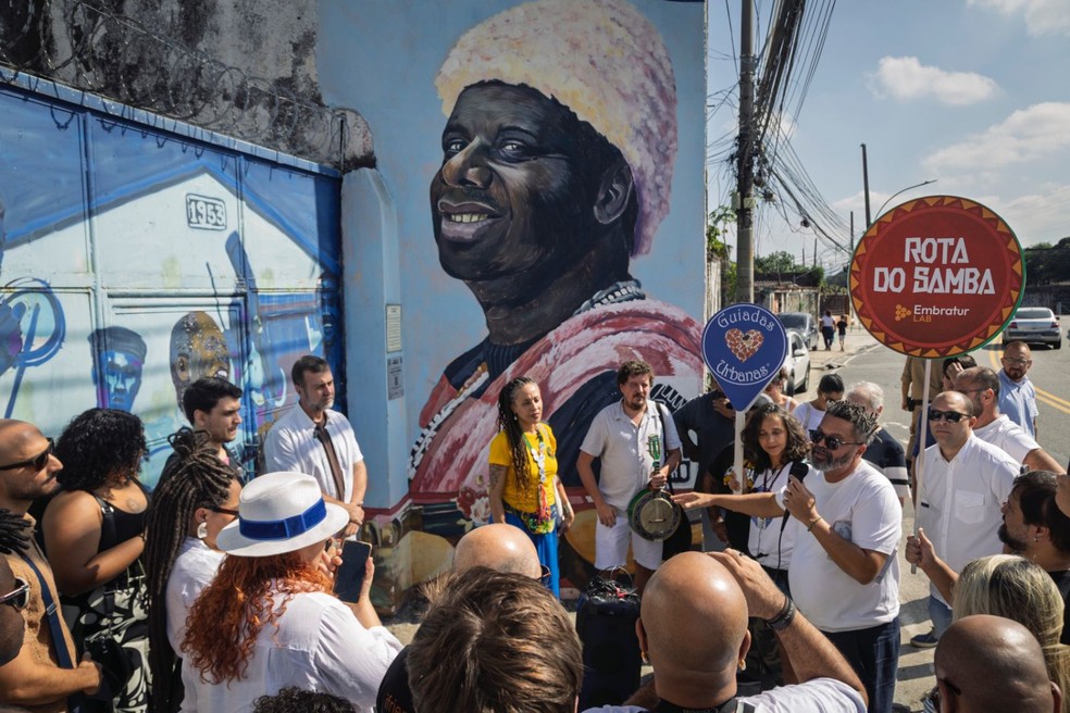 Freixo, da Embratur (de branco, à esquerda), Karolynne (de amarelo) e Marquinhos (ao microfone) em Oswaldo Cruz — Foto: Divulgação