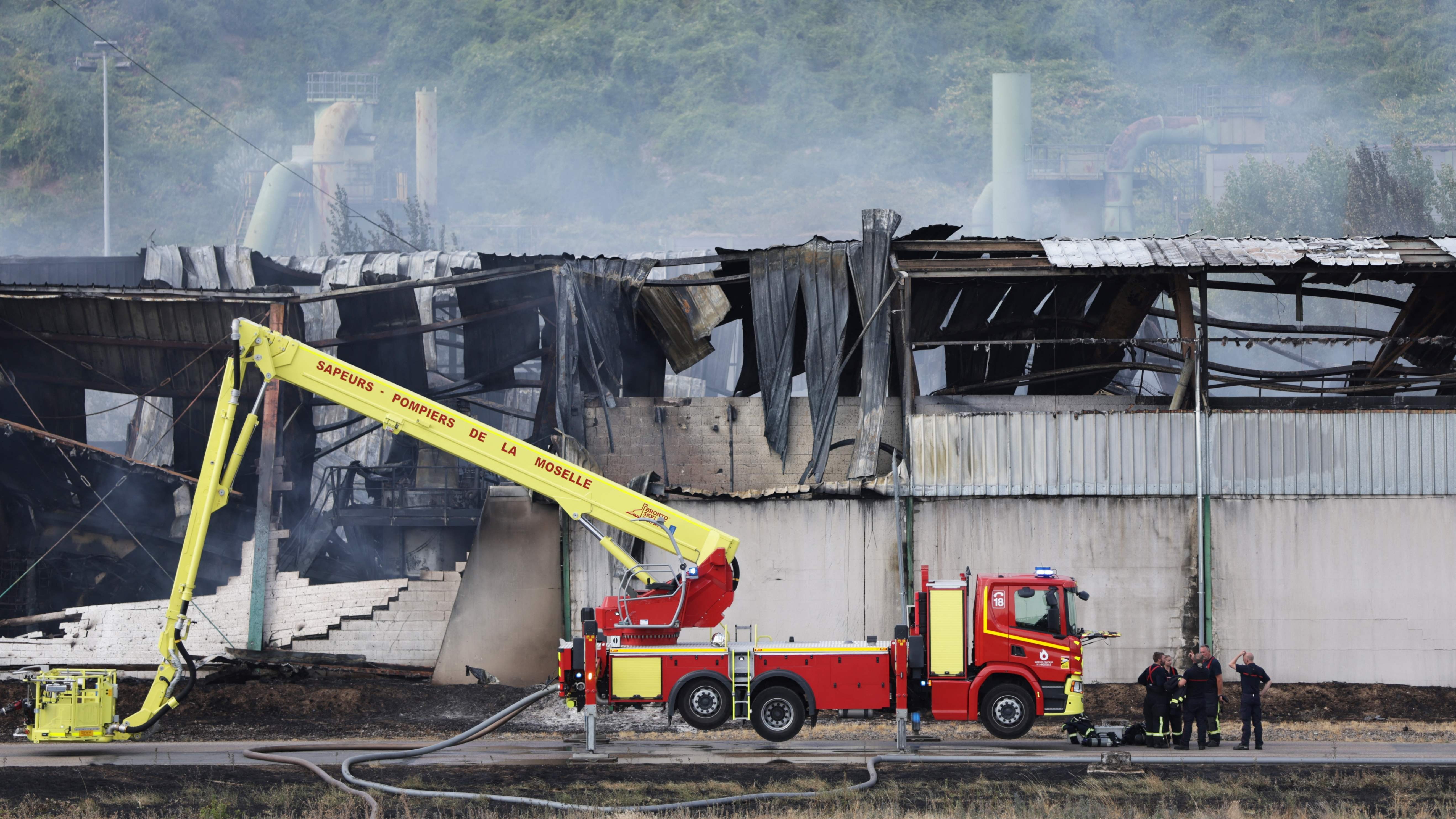 França confina 30 mil pessoas devido a uma fumaça tóxica após incêndio em depósito de resíduos industriais - QTU Questões do Universo