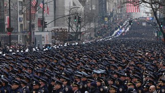 Policiais de Nova York se reúnem para o funeral do policial Wilbert Mora, em 2 de fevereiro. — Foto: ANGELA WEISS / AFP