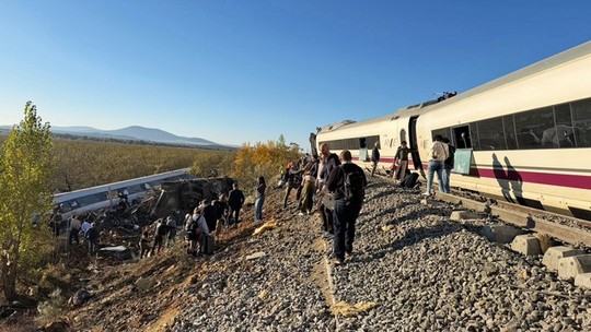 Dois trens de alta velocidade colidem na Espanha, e dois vagões caem por  aterro na província de Toledo