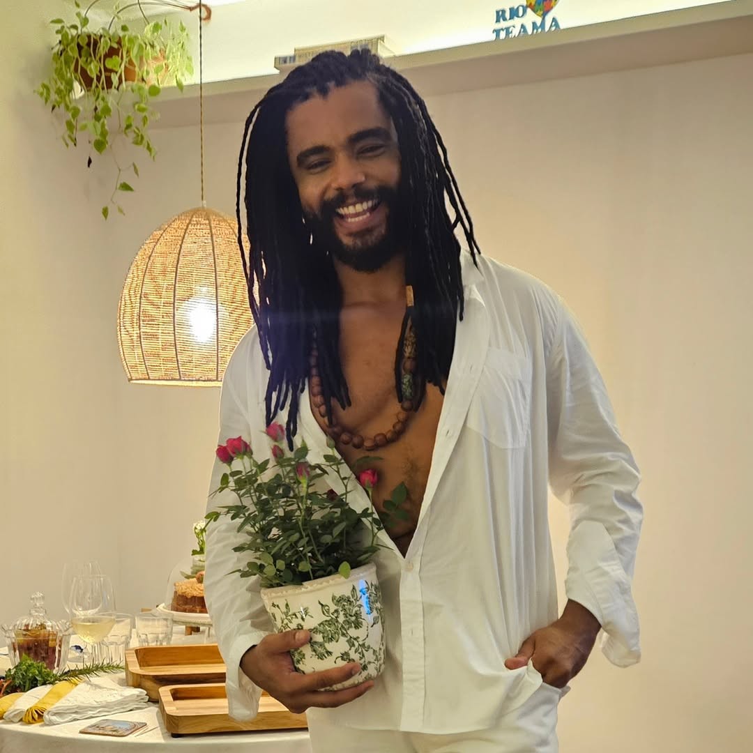 Diogo Almeida é formado em Psicologia e ainda trabalha na área, com crianças do espectro autista. O ator concilia a vida artística com o consultório. Além disso, ele também concluiu a faculdade na Casa das Artes de Laranjeiras (CAL). — Foto: Reprodução/Instagram  