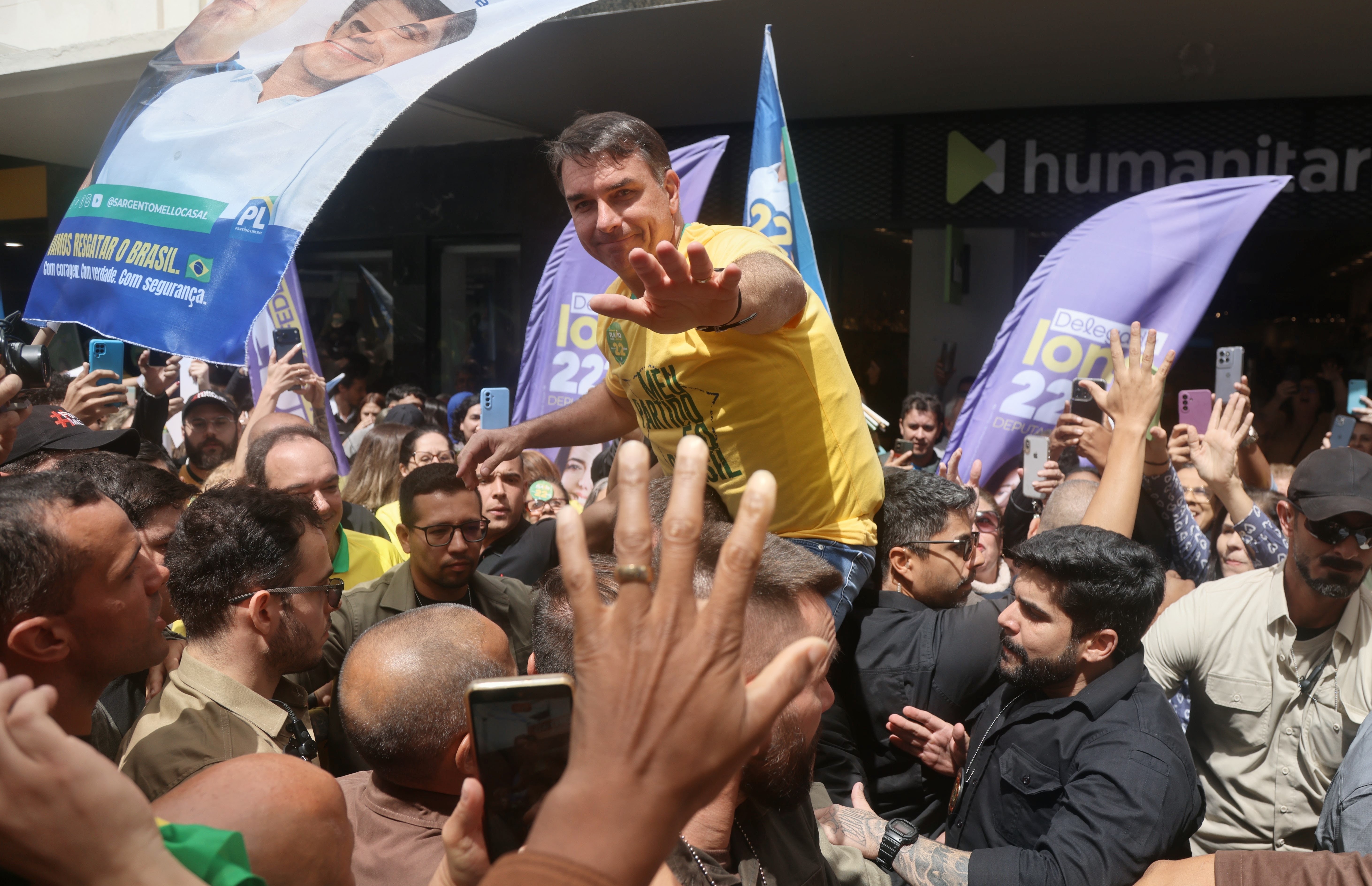 Flávio chama de ‘canetada’ decisão de Dino que reintegrou Andrei à PF e acusa ministro de defender ‘causa de Lula’