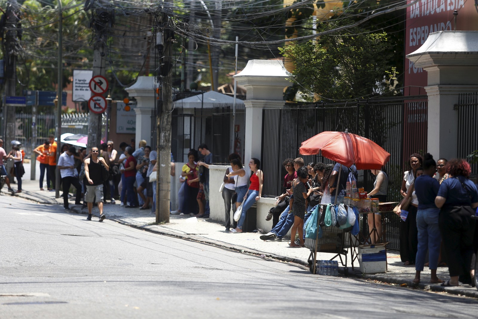 Alunos chegando para o segundo dia do ENEM, no Maracanã — Foto: Fabiano Rocha/Agência O Globo