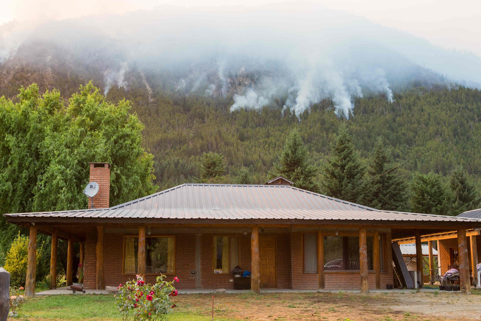 Mais de três mil turistas são evacuados após incêndios florestais na Patagônia argentina — Foto: Martin Levicoy/AFP