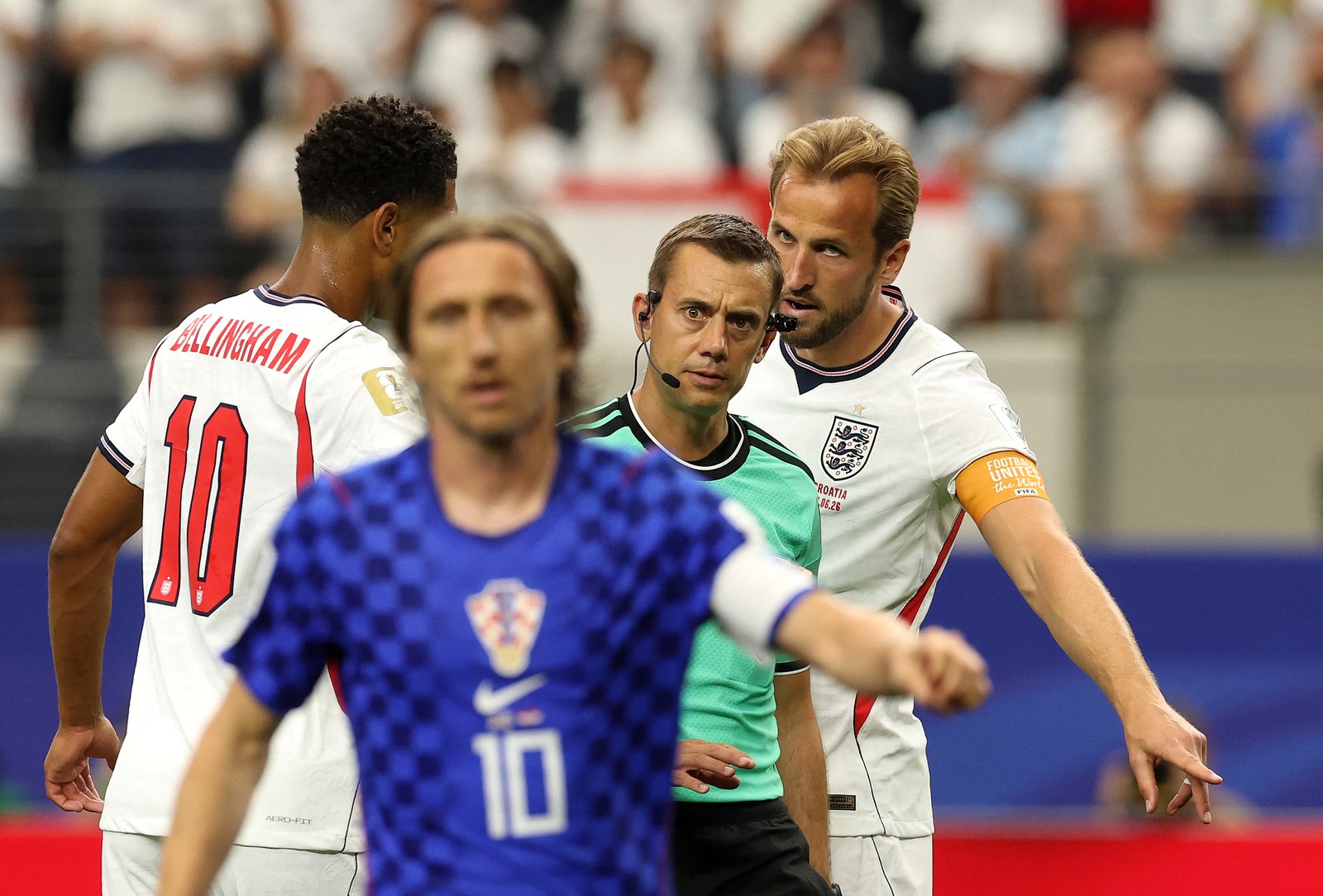 Harry Kane, número 9 da Inglaterra, discute com o árbitro Clement Turpin — Foto: Getty Images via AFP