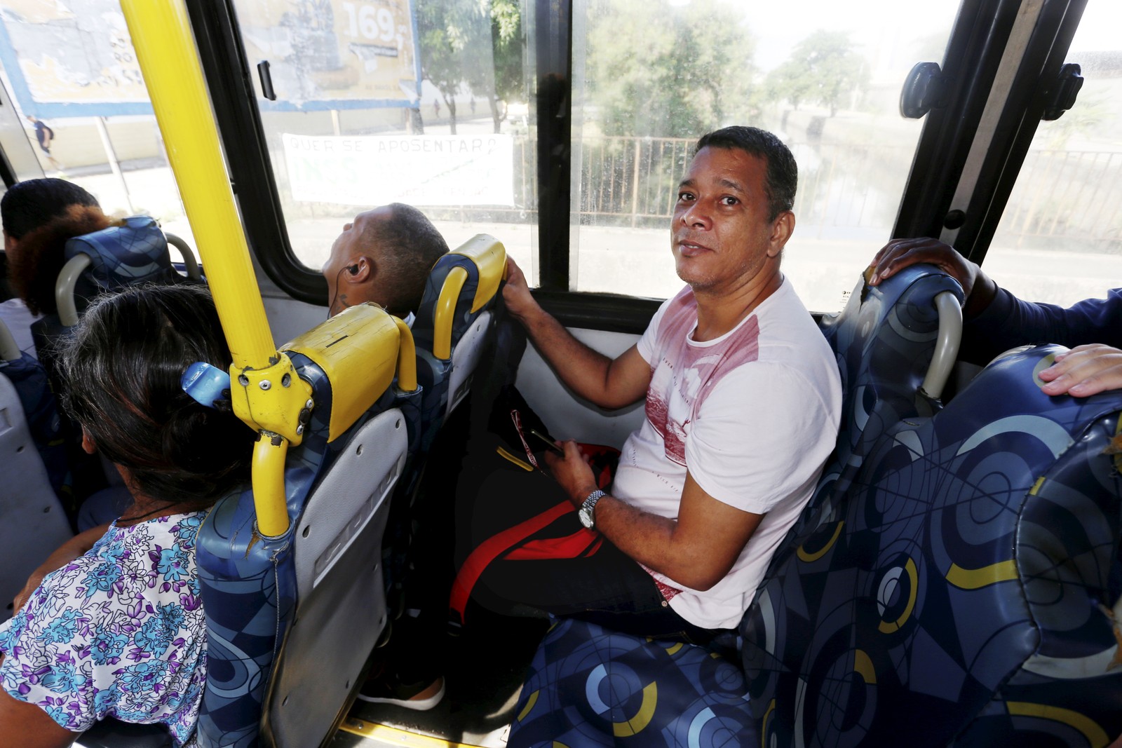 José Almeida, 51 anos, ajudante de caminhão, saiu do Cesarão rumo à Penha para um exame. Ônibus percorre 70 quilômetros da capital  — Foto: Fabiano Rocha