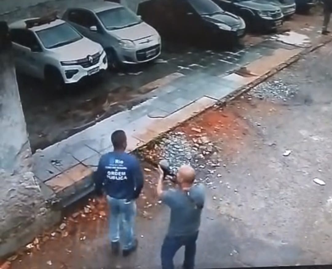 Policiais retiram de depósito público viatura descaracterizada que havia sido rebocada durante show da cantora Shakira