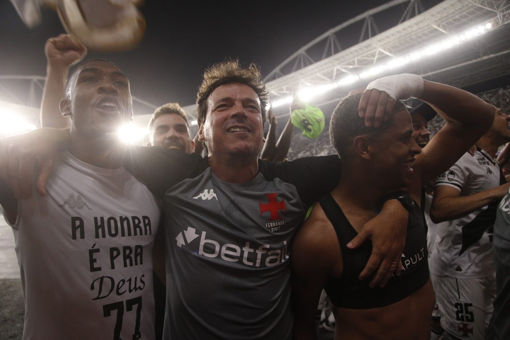 Rayan, Diniz e David comemoram a classificação — Foto: Alexandre Cassiano