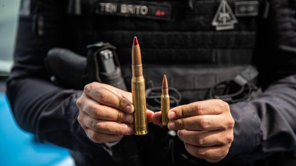 A munição de uma Barrett calibre .50 calibre, na comparação com a usada num fuzil 7,62 — Foto: Hermes de Paula