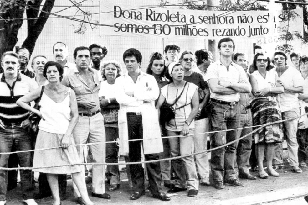 Multidão em frente ao hospital em São Paulo onde estava Tancredo — Foto: Olivio Lamas