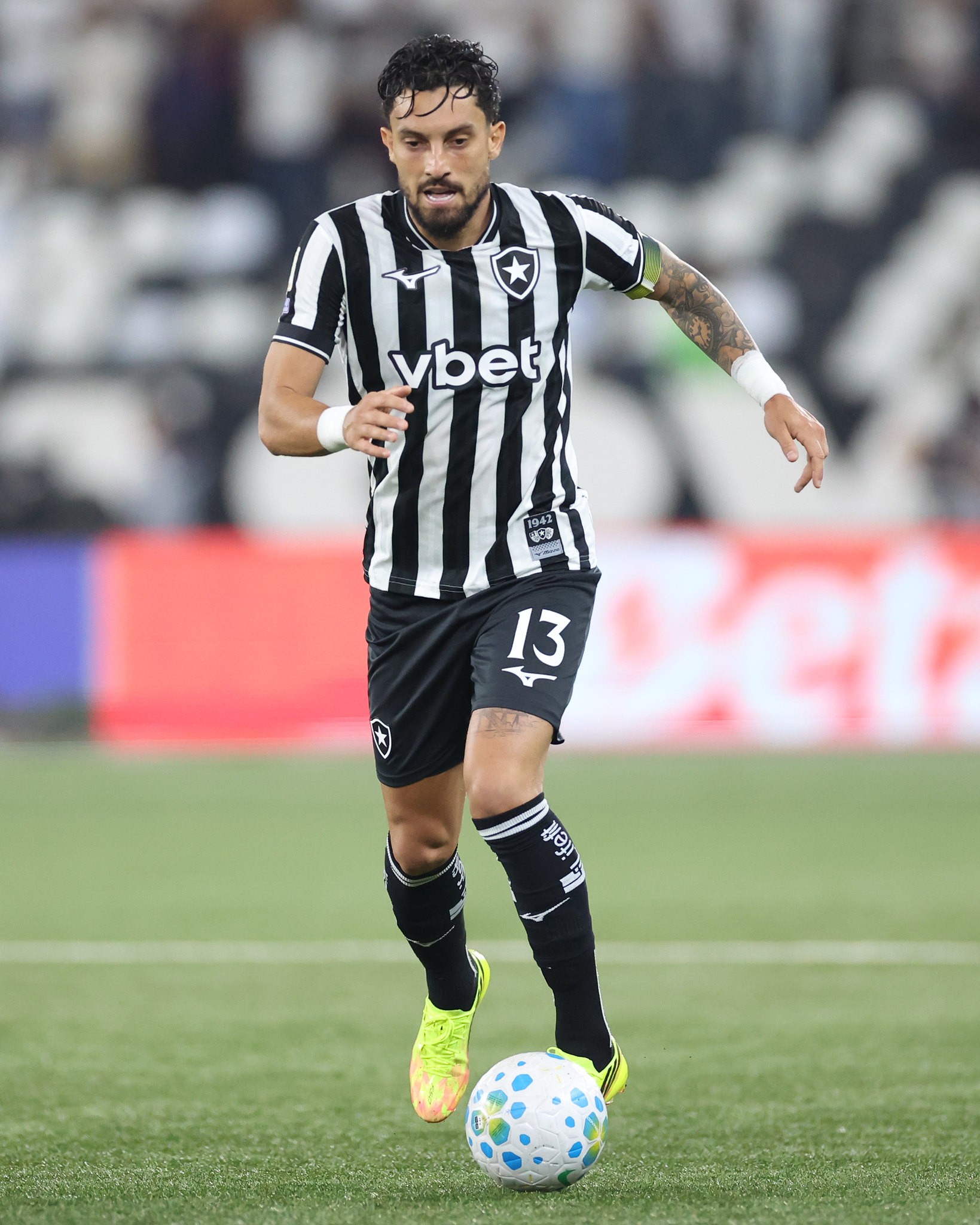 Alex Telles adia decisão sobre futuro no Botafogo