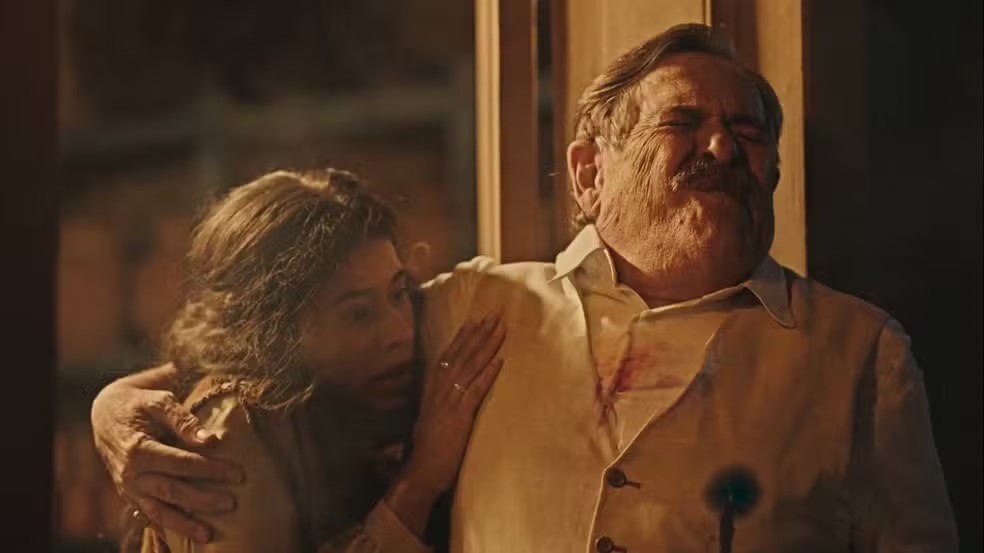 José de Abreu em cena da morte de Elói em "Guerreiros do Sol" — Foto: Reprodução/Globoplay