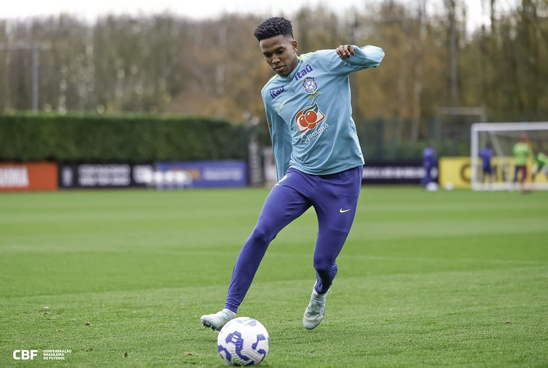 De volta ao Brasil, Estêvão mantém esperança de recuperação a tempo de jogar fase decisiva da Copa