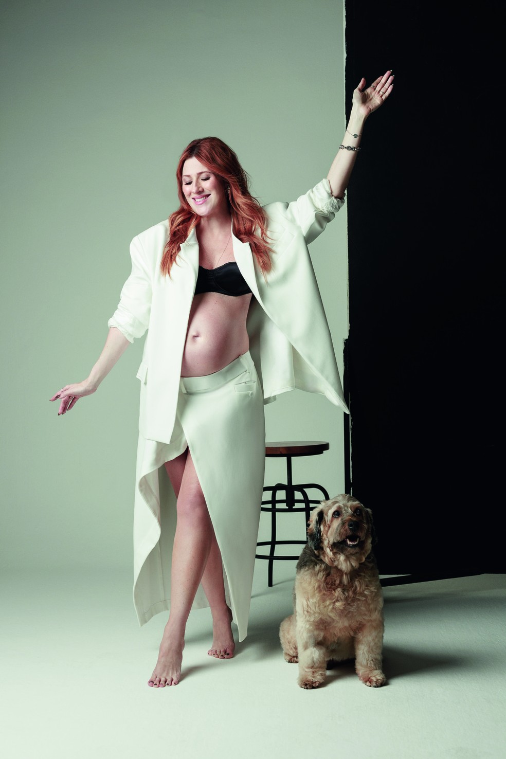 Dani com blazer e saia Francesca, sutiã Dolce & Gabbana, brincos Rose Benedetti, pulseira Héctor Albertazzi, anéis Pandora — Foto: Marcus Steinmeyer