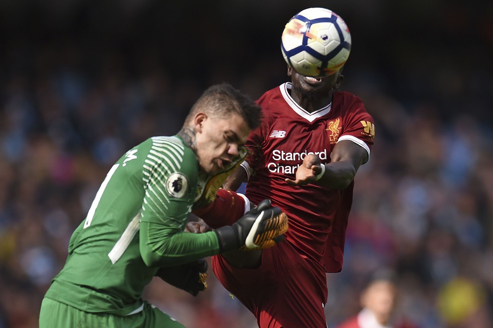 Sadio Mané foi expulso após falta em Ederson — Foto: OLI SCARFF/AFP