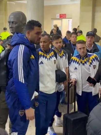 Ônibus do Boca Juniors deixa estádio e esquece de Romero, ex-Corinthians, e outros três jogadores na Argentina - QTU Questões do Universo