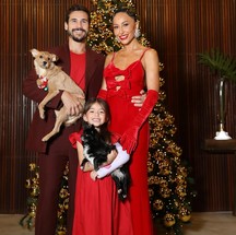 Sabrina Sato reuniu a filha, Zoe, o namorado, Nicolas Prattes, e os cachorros da família para a noite especial — Foto: Instagram