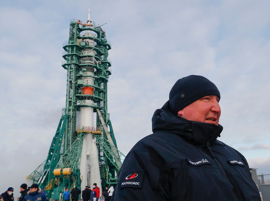 Dmitry Rogozin, agora ex-chefe da Roskosmos, diante de um foguete Soyuz MS-20, na base de Baikonur, no Cazaquistão
