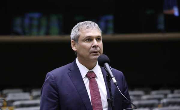 Fachada do prédio principal do Supremo Tribunal Federal com a estátua da Justiça em primeiro plano em Brasília.