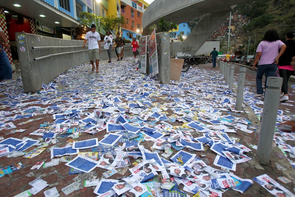 'Santinhos' despencam nas ruas do Rio, enquanto propaganda eleitoral migra para as redes
