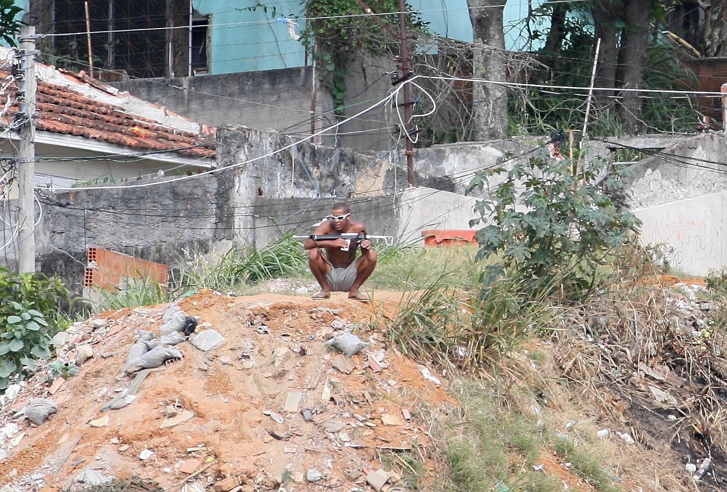 Traficantes armados no Morro da Mineira vigiam a movimentação na cidade (Foto tirada em 03/10/2007, no Rio de Janeiro) — Foto: Domingos Peixoto / Agência O Globo
