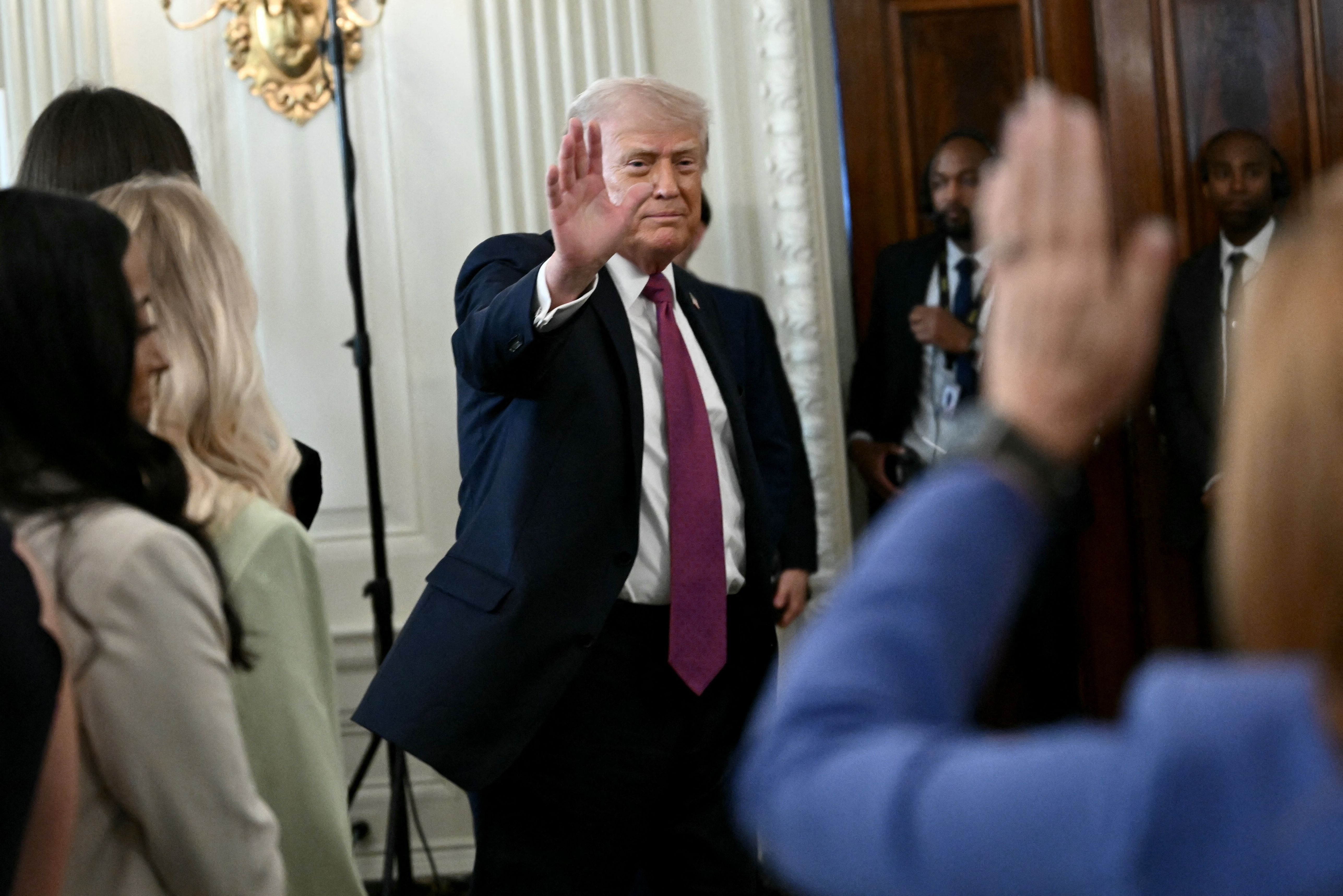 Coleção de recuos: Extensão de cessar-fogo revela posição frágil de Trump em negociação com Irã