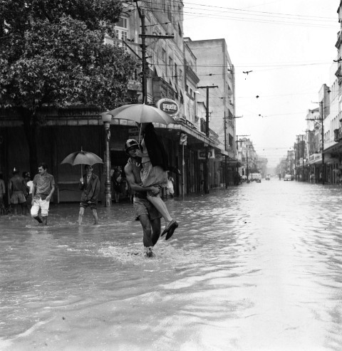 Rua alagada na enchente no Rio de Janeiro — Foto: Arquivo / Agência O Globo