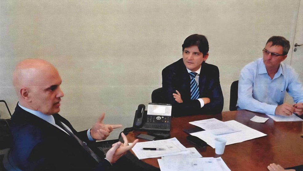 Alexandre de Moraes, André do Prado (ao centro) e Renato Bolsonaro — Foto: Reprodução
