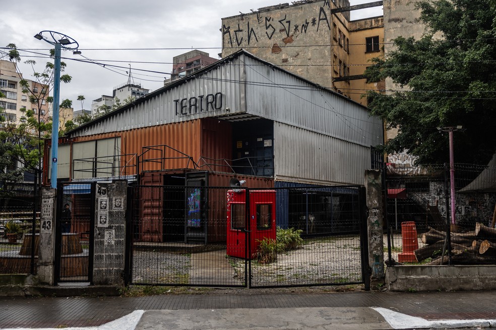 Teatro de Contêiner Mungunzá está sob ameaça de despejo da prefeitura, que planeja construir dois prédios de habitação de interesse social no local — Foto: Maria Isabel Oliveira/Agência O Globo