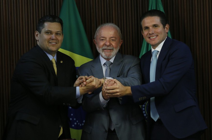 Presidente Lula assina MP que isenta tarifa de energia para pessoas vulneráveis que ganham até um salário mínimo. Ao lado, os presidentes do Senado, Davi Alcolumbre, e da Câmara, Hugo Motta.