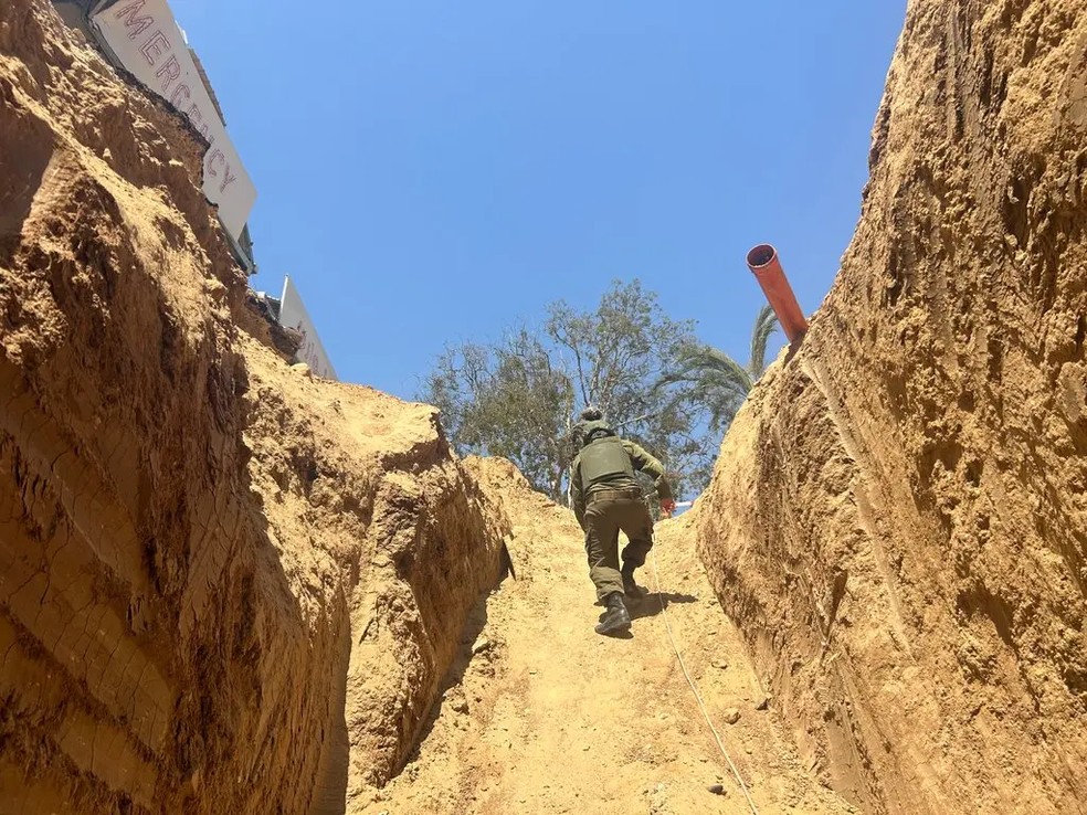 Um soldado israelense no buraco criado para dar acesso ao túnel — Foto: Patrick Kingsley/The New York Times