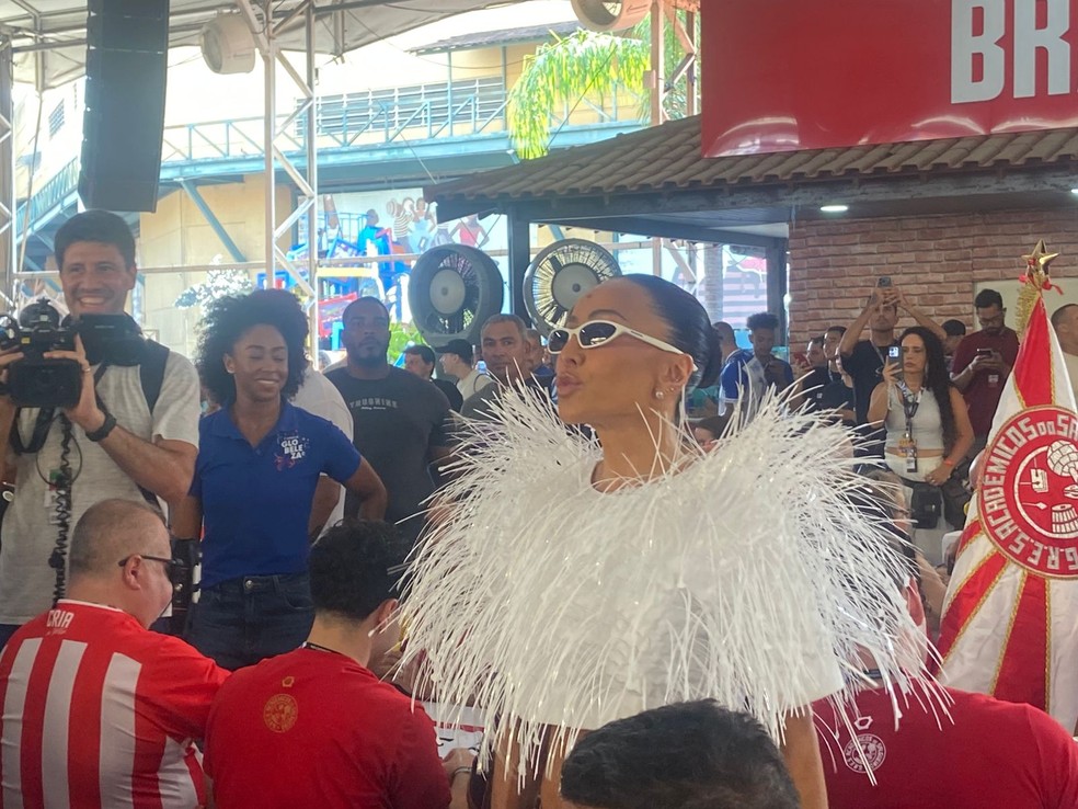 Sabrina Sato acompanha a apuração — Foto: Thayná Rodrigues